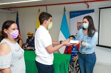 Estudiantes con discapacidad y v&iacute;ctimas del conflicto recibieron dispositivos tecnol&oacute;gicos