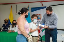 Estudiantes con discapacidad y v&iacute;ctimas del conflicto recibieron dispositivos tecnol&oacute;gicos