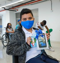 Estudiantes con discapacidad y v&iacute;ctimas del conflicto recibieron dispositivos tecnol&oacute;gicos