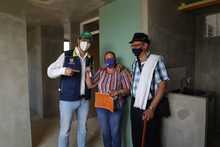 Nos trajeron a un para&iacute;so sostienen primeros beneficiarios del Plan Jarill&oacute;n al recibir sus apartamentos en Alamadina 