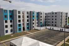 Nos trajeron a un para&iacute;so sostienen primeros beneficiarios del Plan Jarill&oacute;n al recibir sus apartamentos en Alamadina 