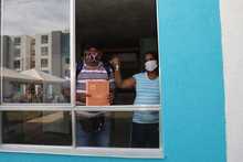 Nos trajeron a un para&iacute;so sostienen primeros beneficiarios del Plan Jarill&oacute;n al recibir sus apartamentos en Alamadina 