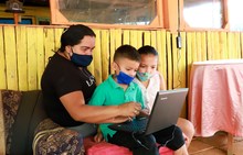 &lsquo;Cliqueando y Donando&rsquo; herramientas digitales a estudiantes