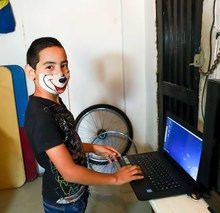 &lsquo;Cliqueando y Donando&rsquo; herramientas digitales a estudiantes