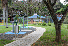 Habitantes de la comuna 17 disfrutan 2525 metros cuadrados de nueva zona verde