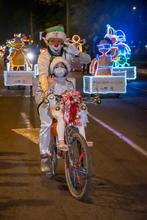 A bordo de bici, la Secretar&iacute;a del Deporte alumbr&oacute; la navidad de los cale&ntilde;os