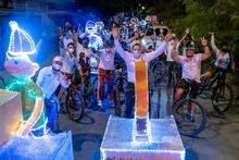 A bordo de bici, la Secretar&iacute;a del Deporte alumbr&oacute; la navidad de los cale&ntilde;os