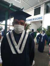 Habitantes de calle reciben la Navidad con diploma en mano