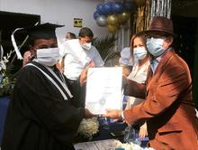 Habitantes de calle reciben la Navidad con diploma en mano