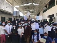 Habitantes de calle reciben la Navidad con diploma en mano