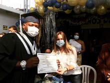 Habitantes de calle reciben la Navidad con diploma en mano