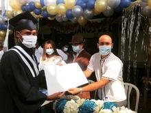 Habitantes de calle reciben la Navidad con diploma en mano