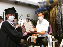 Habitantes de calle reciben la Navidad con diploma en mano