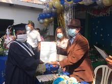Habitantes de calle reciben la Navidad con diploma en mano