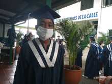 Habitantes de calle reciben la Navidad con diploma en mano