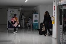 A viajeros nacionales e internacionales se les toman pruebas de Covid - 19