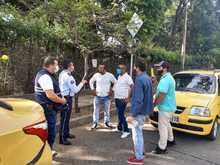 Los taxistas refuerzan el autocuidado para prevenir contagios durante la pandemia 