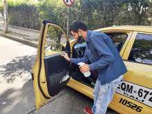 Los taxistas refuerzan el autocuidado para prevenir contagios durante la pandemia 