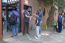 Los estudiantes de primaria vivieron un reencuentro bioseguro en su primer d&iacute;a de clases
