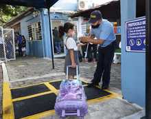Los estudiantes de primaria vivieron un reencuentro bioseguro en su primer d&iacute;a de clases