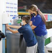 Los estudiantes de primaria vivieron un reencuentro bioseguro en su primer d&iacute;a de clases