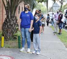 Los estudiantes de primaria vivieron un reencuentro bioseguro en su primer d&iacute;a de clases