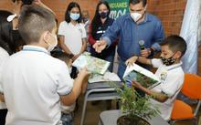 Con siembra de &aacute;rboles, ni&ntilde;os celebran su nueva sede educativa