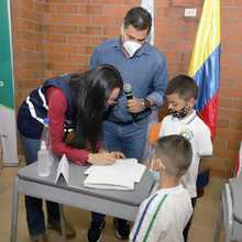 Con siembra de &aacute;rboles, ni&ntilde;os celebran su nueva sede educativa