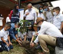 Con siembra de &aacute;rboles, ni&ntilde;os celebran su nueva sede educativa