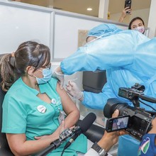 Alcalde de Cali acompa&ntilde;&oacute; vacunaci&oacute;n contra la covid-19 en Imbanaco