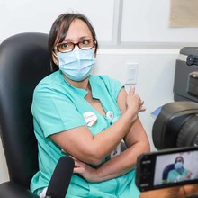 Alcalde de Cali acompa&ntilde;&oacute; vacunaci&oacute;n contra la covid-19 en Imbanaco