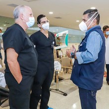 Alcalde de Cali acompa&ntilde;&oacute; vacunaci&oacute;n contra la covid-19 en Imbanaco