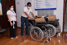 Administraci&oacute;n cale&ntilde;a contin&uacute;a con la entrega de sillas de ruedas a la poblaci&oacute;n con discapacidad  