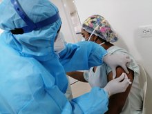 ESE Oriente vacuna contra la covid-19 al personal de la Cl&iacute;nica Unida por la Vida