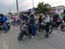 Motociclistas apoyan operativos de control para uso adecuado del casco