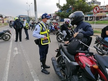 Motociclistas apoyan operativos de control para uso adecuado del casco