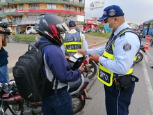 Motociclistas apoyan operativos de control para uso adecuado del casco
