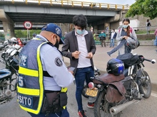 Motociclistas apoyan operativos de control para uso adecuado del casco