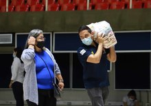Entrega de mercados benefici&oacute; a integrantes del transporte escolar afectados por la pandemia
