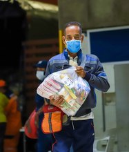 Entrega de mercados benefici&oacute; a integrantes del transporte escolar afectados por la pandemia