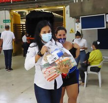 Entrega de mercados benefici&oacute; a integrantes del transporte escolar afectados por la pandemia