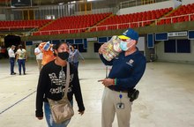 Entrega de mercados benefici&oacute; a integrantes del transporte escolar afectados por la pandemia