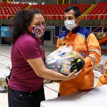 La Administraci&oacute;n del &lsquo;Puro Coraz&oacute;n&rsquo; entrega mercados a 700 artistas