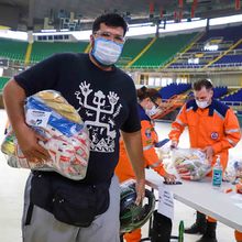 La Administraci&oacute;n del &lsquo;Puro Coraz&oacute;n&rsquo; entrega mercados a 700 artistas