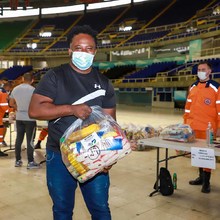 La Administraci&oacute;n del &lsquo;Puro Coraz&oacute;n&rsquo; entrega mercados a 700 artistas