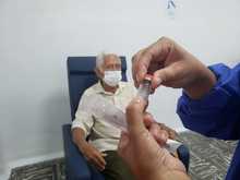 Salud P&uacute;blica realiza vacunaci&oacute;n en adultos mayores de 80 a&ntilde;os de manera extramural