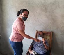 Salud P&uacute;blica realiza vacunaci&oacute;n en adultos mayores de 80 a&ntilde;os de manera extramural