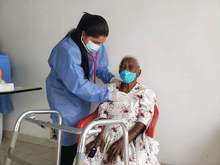 Salud P&uacute;blica realiza vacunaci&oacute;n en adultos mayores de 80 a&ntilde;os de manera extramural