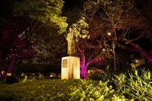 Con monumentos iluminados de violeta se conmemor&oacute; el D&iacute;a de la Mujer en Cali