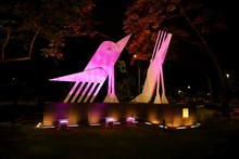 Con monumentos iluminados de violeta se conmemor&oacute; el D&iacute;a de la Mujer en Cali